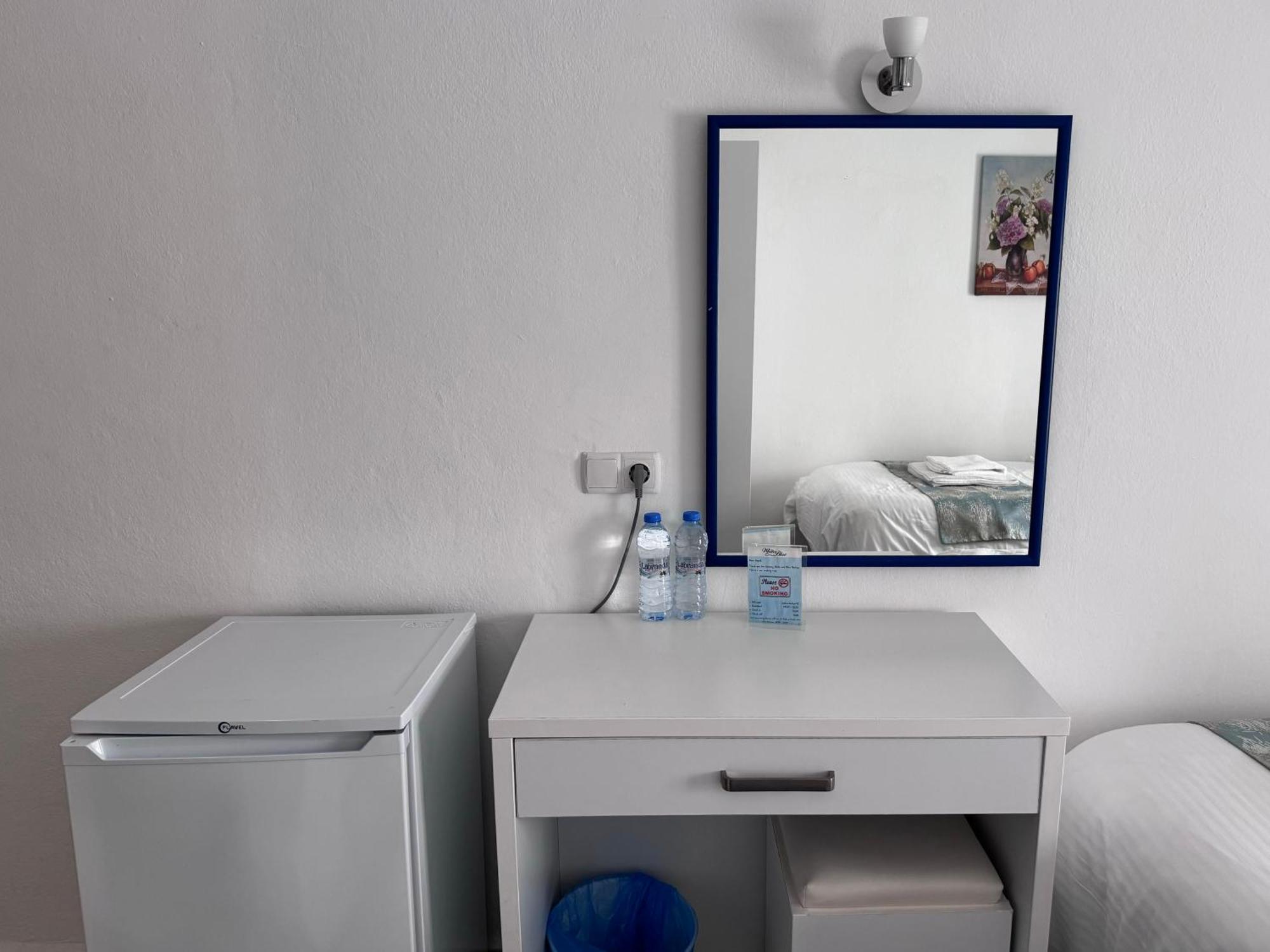 White And Blue Отель типа 
