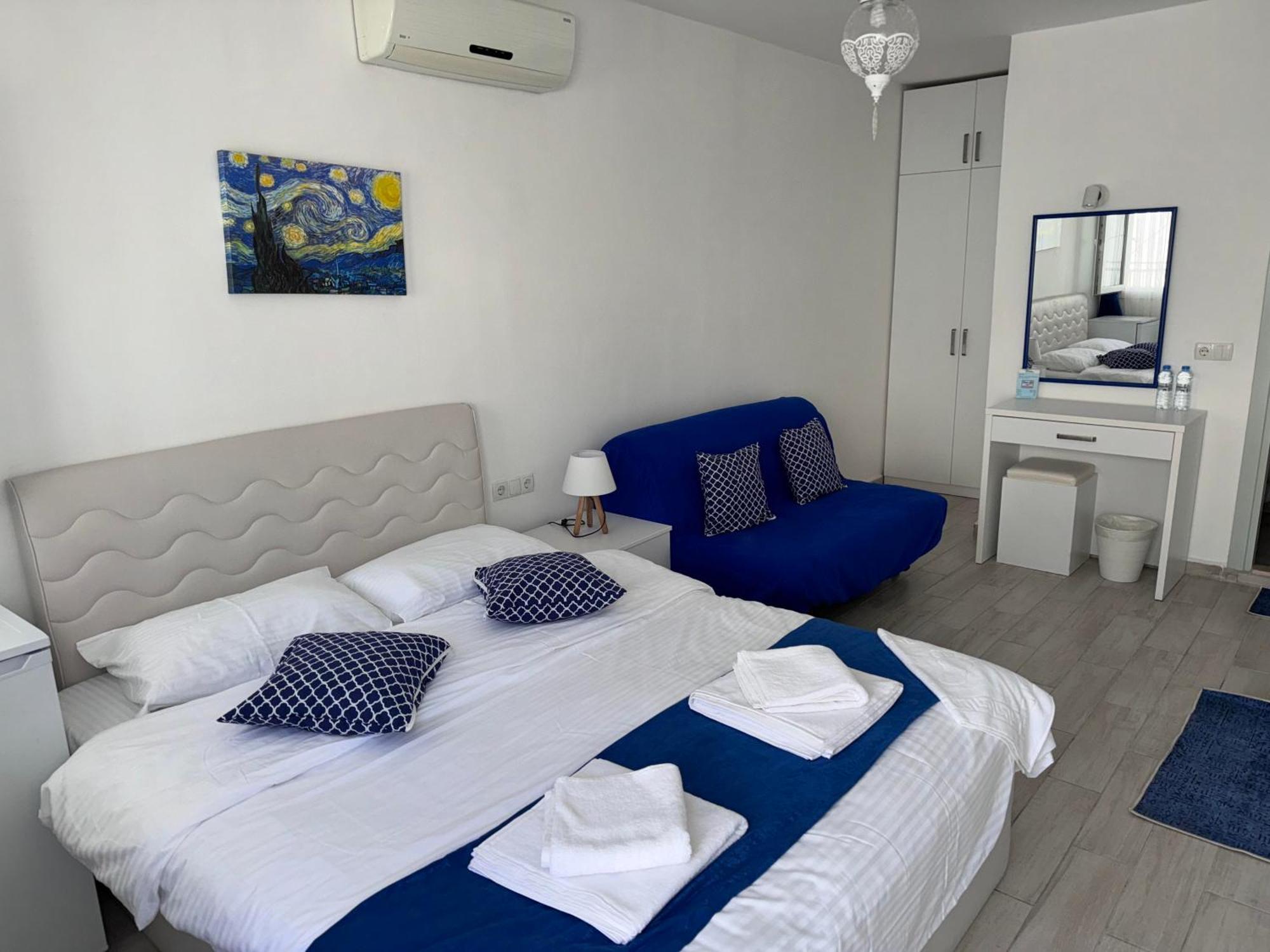 White And Blue Отель типа 
